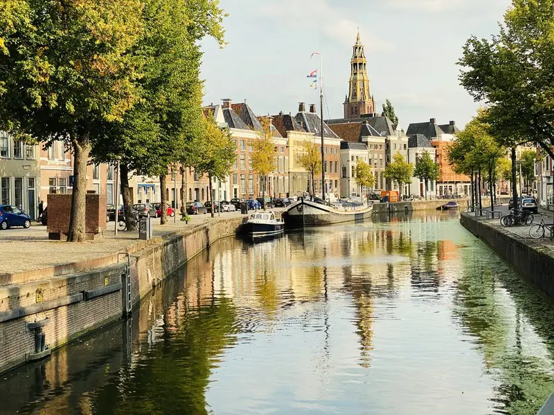Gracht in Groningen met de Martinitoren op de achtergrond